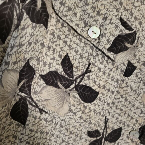 Jones & Co Button Up Black & Cream Floral Button Down Blouse, Plus Size 14 - Picture 3 of 4